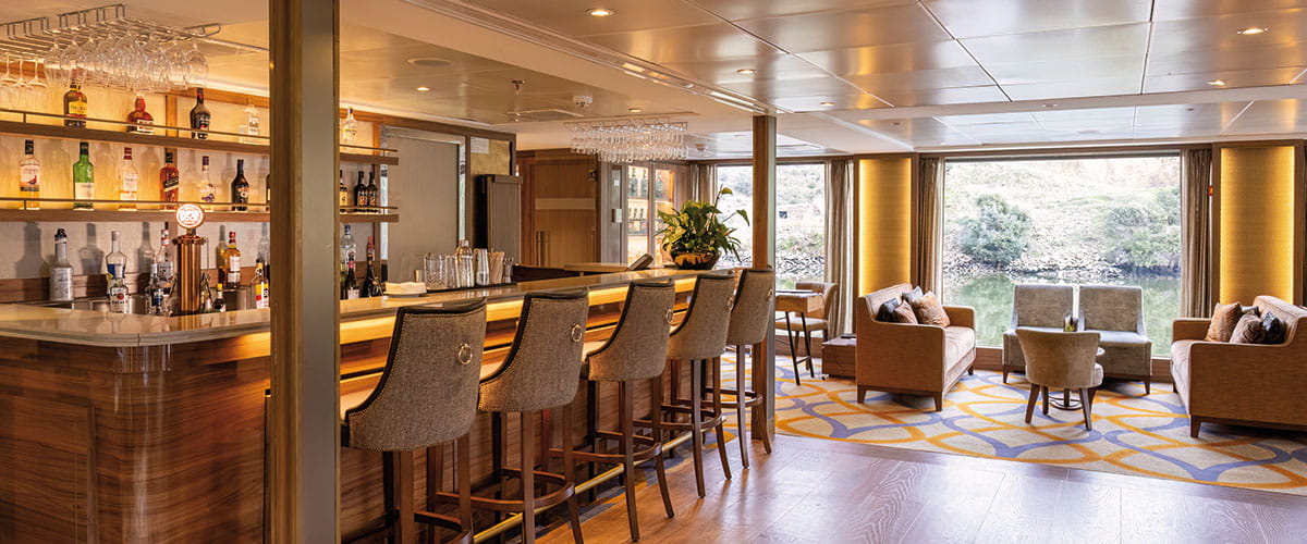 The bar on Douro Serenity